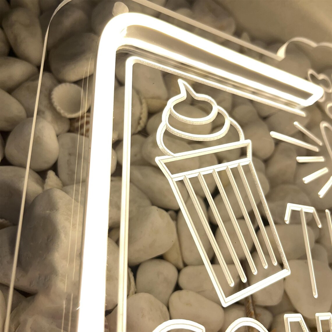 لافتة نيون لعروض السينما والمق - مراجعة Home Cinema Food وسعره